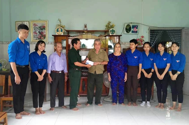 Đoàn viên, thanh niên và các đoàn thể chính trị, xã hội huyện Cát Tiên thăm, tặng quà tri ân các gia đình chính sách trên địa bàn