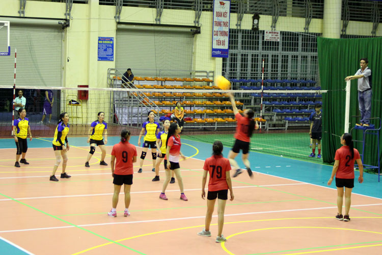 Đội bóng liên quân Trường Tiểu học Nguyễn Công Trứ và Đội bóng liên quân Trường Tiểu học Nguyễn Khuyến chơi trận chung kết