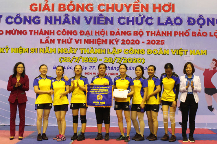 Ban tổ chức trao giải nhì cho Đội bóng liên quân Trường Tiểu học Nguyễn Công Trứ