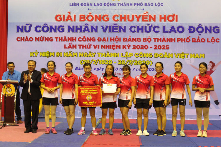 Đội bóng liên quân Trường Tiểu học Nguyễn Khuyến đoạt giải nhất