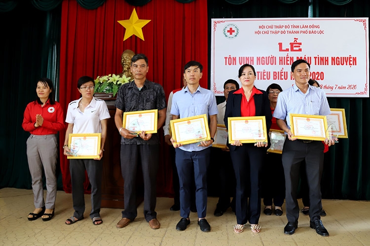 Các tập thể, cá nhân đón nhận biểu trưng và giấy khen của Ban Chỉ đạo HMTN tỉnh Lâm Đồng trao tặng