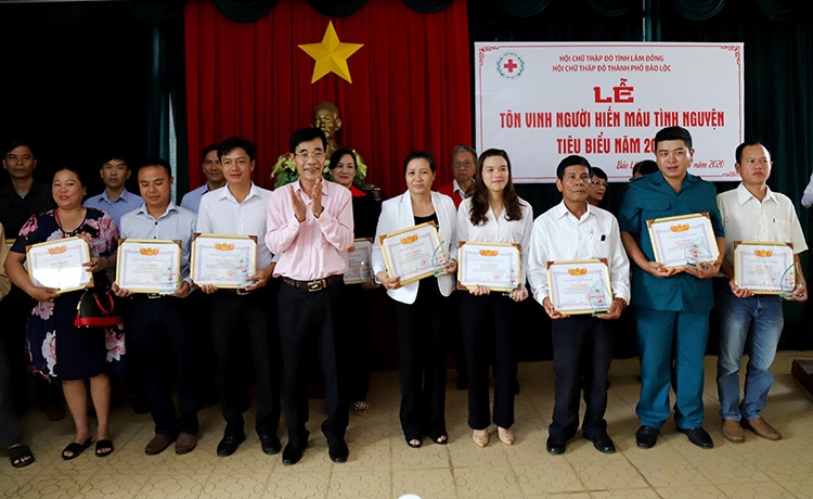 Ông Lê Trọng Tuấn - Phó Chủ tịch UBND TP Bảo Lộc trao biểu trưng và giấy khen cho các tập được UBND TP khen thưởng