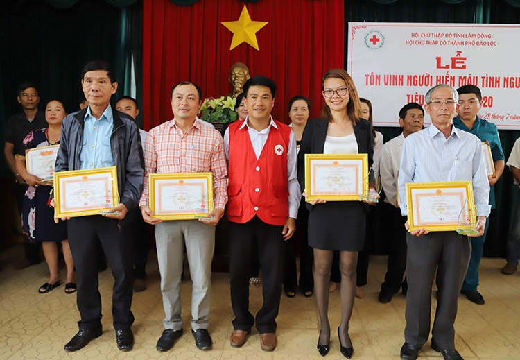 Ông Nguyễn Thành Tứ - Chủ tịch Hội Chữ thập đỏ TP Bảo Lộc trao tặng biểu trưng và giấy khen của Ban Chỉ đạo HMTN TP trao tặng cho các tập thể, cá nhân