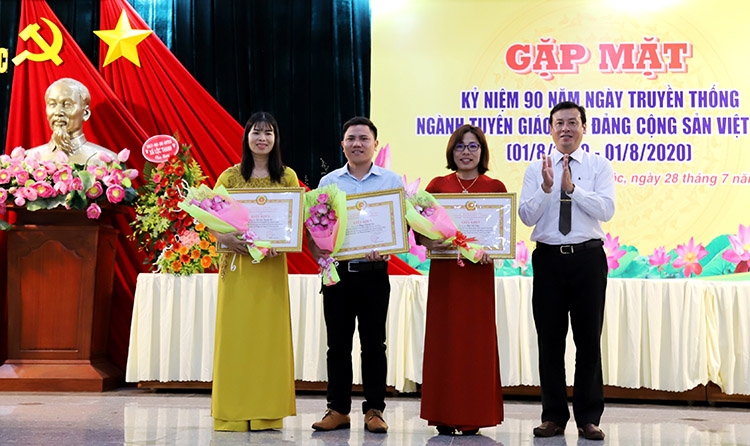Thành ủy Bảo Lộc khen thưởng các tập thể và cá nhân xuất sắc tại Cuộc thi tìm hiểu 90 truyền thống ngành Tuyên giáo của Đảng năm 2020 trên mạng VCNET
