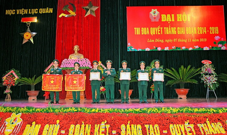 Trung tướng, PGS.TS Hoàng Văn Minh - Giám đốc Học viện trao cờ và giấy khen cho các tập thể và cá nhân tại Đại hội Thi đua Quyết thắng