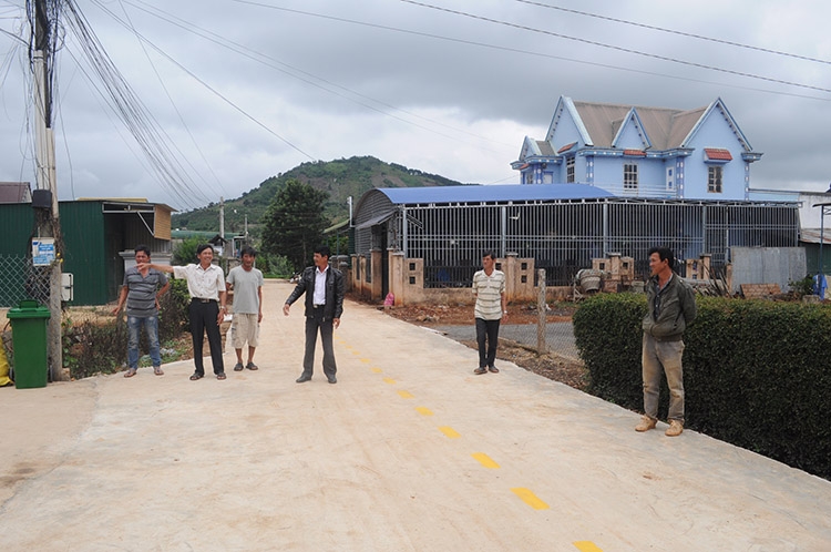 Con đường bê tông liên thôn được người dân thôn Bồng Lai, huyện Đức Trọng tự bỏ kinh phí xây dựng, góp phần xây dựng NTM trên địa bàn