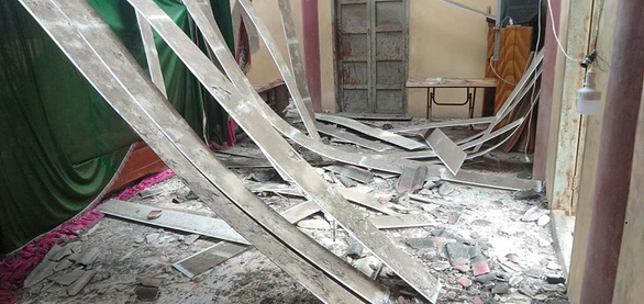 Trận động đất có độ lớn 5,3 khiến mái và trần nhà dân ở xã Tân Lập, huyện Mộc Châu, tỉnh Sơn La bị sập
