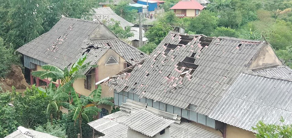 Trận động đất có độ lớn 5,3 khiến mái nhà dân ở xã Tân Lập, huyện Mộc Châu, tỉnh Sơn La bị sập