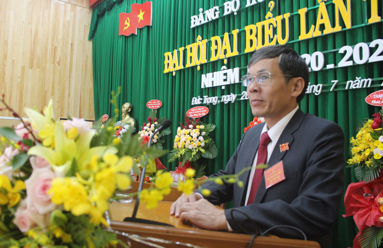 Đồng chí Nguyễn Văn Cường – Phó Bí thư Huyện ủy, Chủ tịch UBND huyện trình bày báo cáo chính trị tại Đại hội