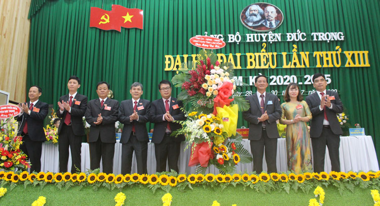 Đồng chí Trần Đức Quận – Phó Bí thư Tỉnh ủy, Chủ tịch HĐND tỉnh, tặng hoa chúc mừng Đại hội