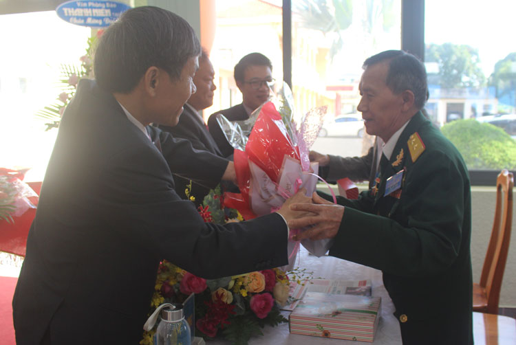 Lãnh đạo huyện Đức Trọng tặng hoa, quà cho Anh hùng lực lượng vũ trang Nhân dân