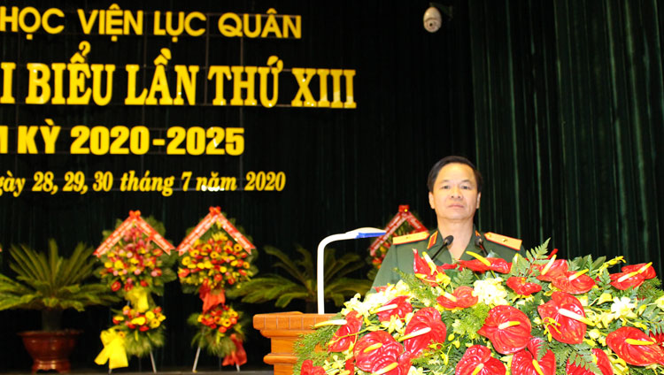 Thiếu tướng Lê Quang Xuân – Bí thư Đảng ủy, Chính ủy Học viện Lục quân trình bày dự thảo báo cáo chính trị, báo cáo kiểm điểm của Đảng ủy Học viện nhiệm kỳ 2015 – 2020
