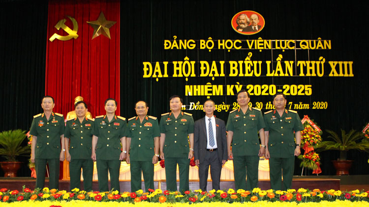Các đại biểu chụp hình lưu niệm với lãnh đạo Quân ủy Trung ương – Bộ Quốc Phòng và lãnh đạo tỉnh, lãnh đạo Học viện
