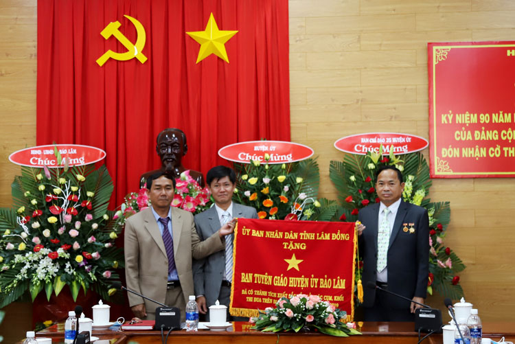 Ban Tuyên giáo huyện Bảo Lâm đón nhận Cờ thi đua xuất sắc của UBND tỉnh Lâm Đồng trao tặng