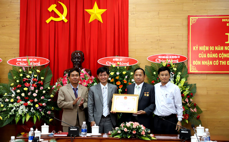 Trao Bằng khen của Chủ tịch UBND tỉnh Lâm Đồng cho Ban Tuyên giáo Huyện ủy Bảo Lâm