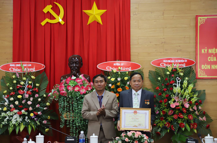 Ông Trần Văn Cảng – Trưởng Ban Tuyên giáo Huyện ủy Bảo Lâm nhận Bằng khen của Chủ tịch UBND tỉnh Lâm Đồng trao tặng
