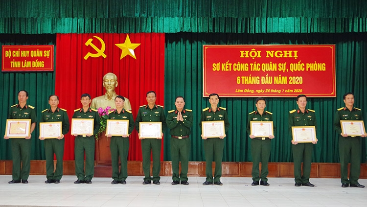 Đại tá Trần Văn Khương, Chính ủy Bộ CHQS tỉnh tặng bằng khen cho các tập thể, cá nhân