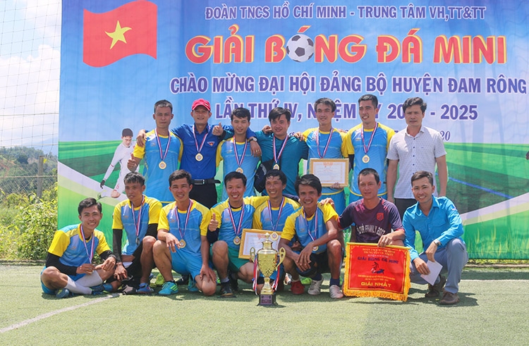 Bóng đá vẫn là môn có phong trào phát triển rất mạnh tại Đam Rông. Trong ảnh: Đội bóng xã Đạ Rsal - vô địch Giải Bóng đá mini sân cỏ nhân tạo huyện Đam Rông 2020 vừa tổ chức trong tháng 7/2020