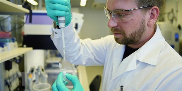 Nghiên cứu viên Công ty dược phẩm sinh học CureVac điều chế vắcxin phòng dịch COVID-19 tại phòng thí nghiệm ở Tuebingen, Đức