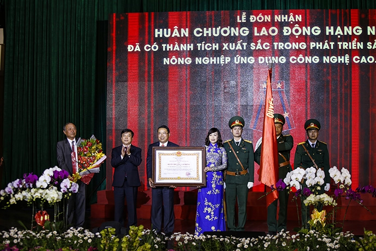 Đảng bộ, chính quyền, nhân dân Đà Lạt vinh dự được Chủ tịch nước trao tặng Huân chương lao động hạng Nhì do có thành tích trong phát triển, sản xuất, ứng dụng công nghệ cao. Ảnh: Chính Thành
