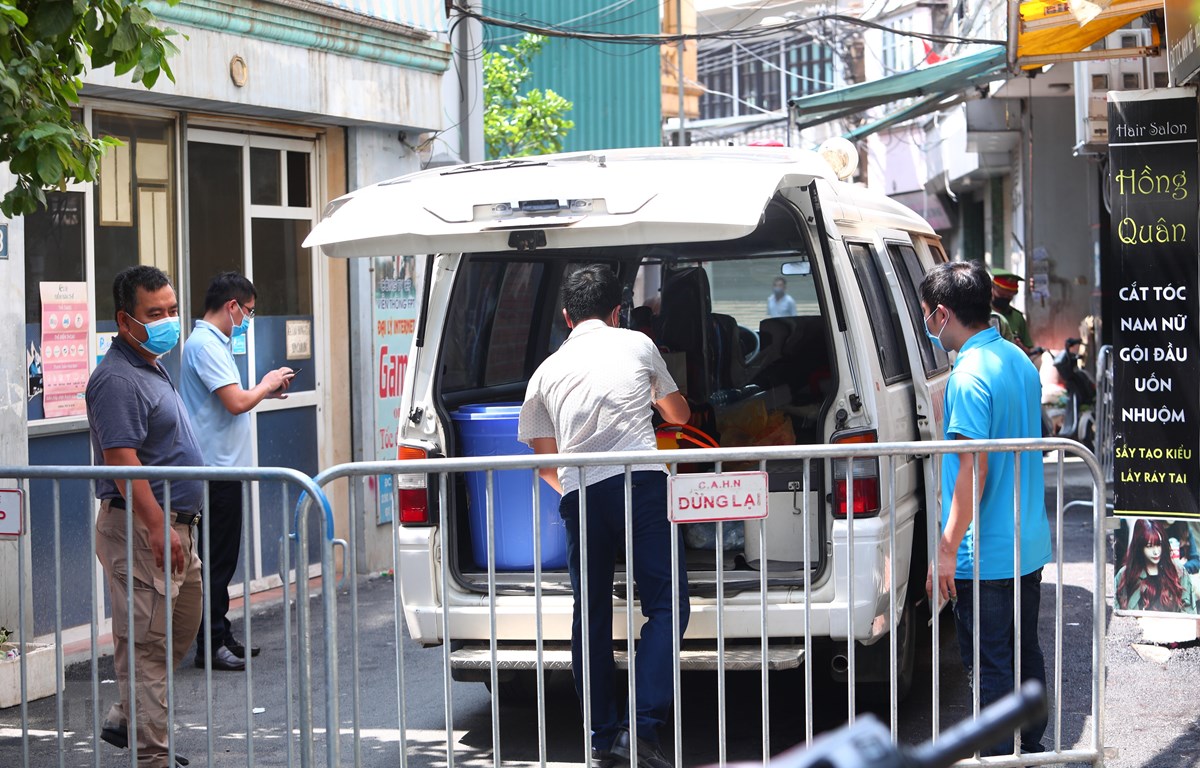 Lực lượng chức năng phong tỏa khu vực ngõ 230/26 Mễ Trì Thượng, Hà Nội - nơi có trường hợp nghi nhiễm COVID-19 đang sinh sống để phun thuốc khử khuẩn