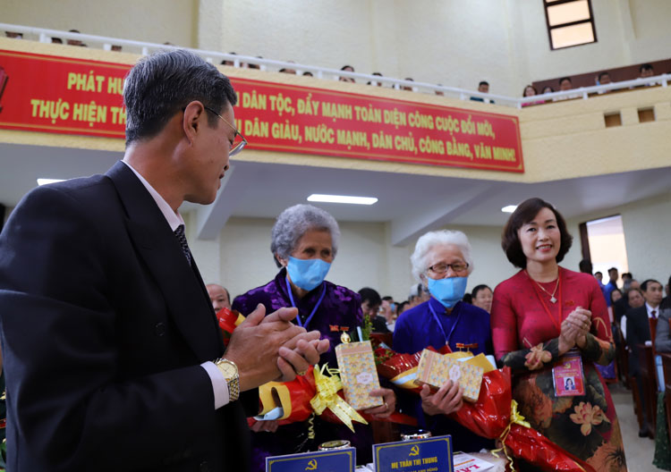 Đồng chí Huỳnh Thị Thanh Xuân, thay mặt Đại hội tặng quà Mẹ Việt Nam Anh hùng