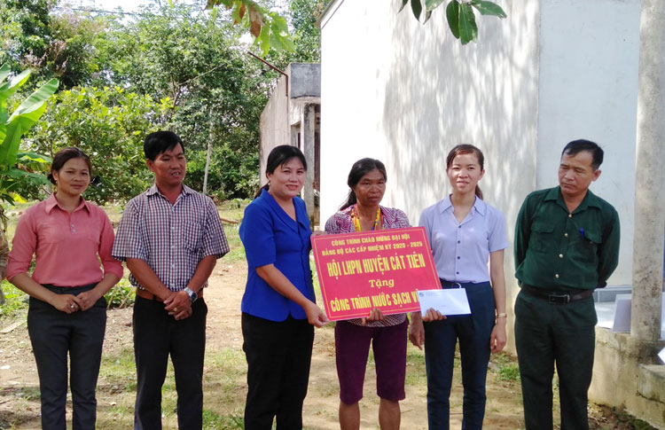 Hội LHPN Cát Tiên tặng công trình vệ sinh cho phụ nữ nghèo tại thị trấn Phước Cát