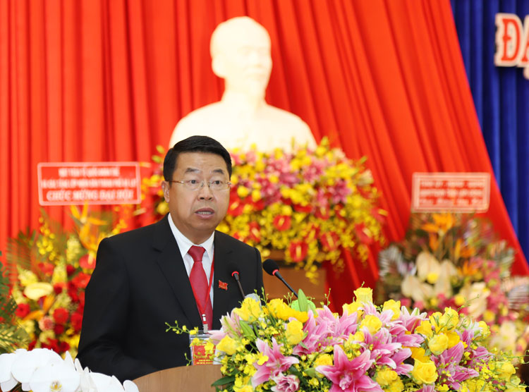Đồng chí Tôn Thiện San – Phó Bí thư Thành ủy khóa XI, Chủ tịch UBND thành phố Đà Lạt, thay mặt Đoàn Chủ tịch trình bày báo cáo kiểm điểm của Ban Chấp hành Đảng bộ thành phố khóa XI