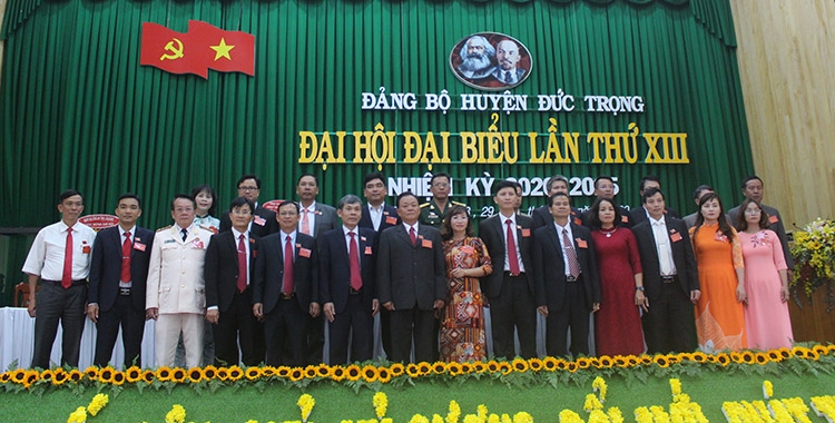 Đoàn đại biểu dự đại hội cấp trên ra mắt đại hội