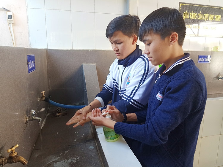 Học sinh rửa tay để phòng chống dịch bệnh Covid-19