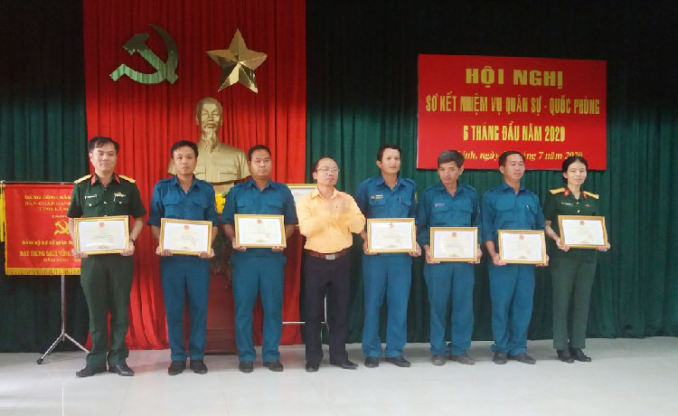 UBND huyện Di Linh tặng giấy khen cho 6 tập thể và 7 cá nhân vì đã có thành tích tiêu biểu trong công tác tuyển chọn, gọi công dân nhập ngũ năm 2020