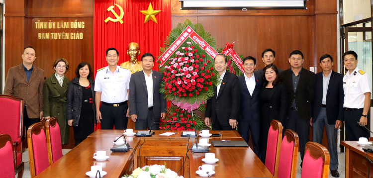 Vùng 4 Hải quân và Sở Thông tin Truyền thông chúc mừng Ban Tuyên giáo Tỉnh ủy Lâm Đồng