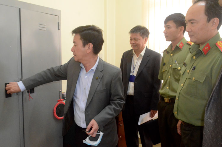  Phó Chủ tịch UBND tỉnh Lâm Đồng Phan Văn Đa kiểm tra tại điểm thi Trường THPT LangBiang (huyện Lạc Dương)