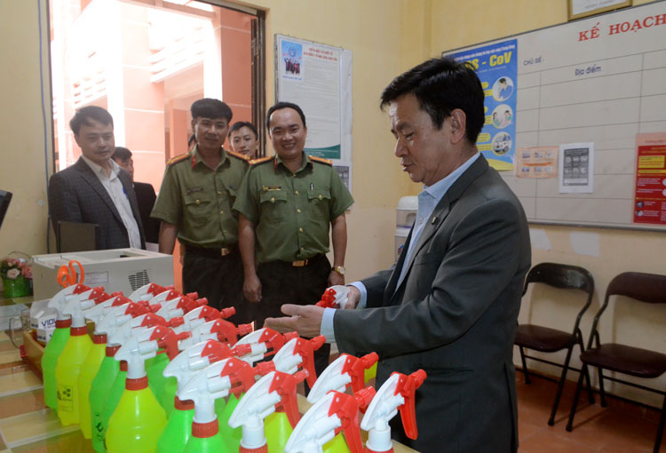Phó Chủ tịch UBND tỉnh Lâm Đồng Phan Văn Đa kiểm tra phòng y tế với các vật dụng phòng chống dịch Covid-19
