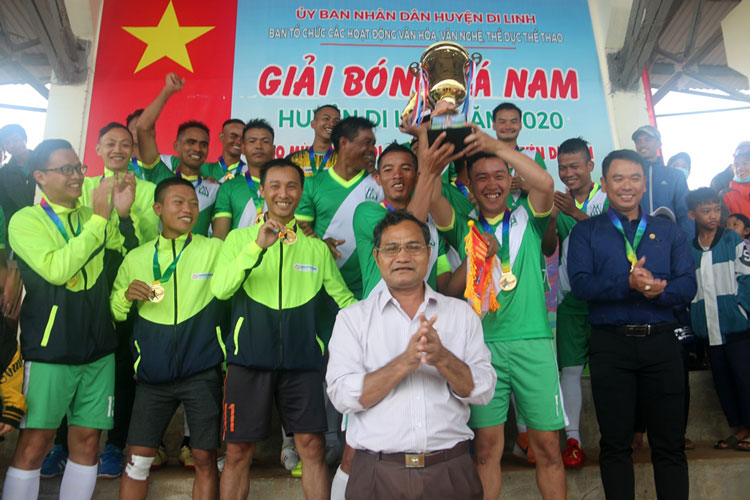 Ban tổ chức trao cúp vô địch cho Đội bóng Ngân hàng Bưu điện Liên Việt