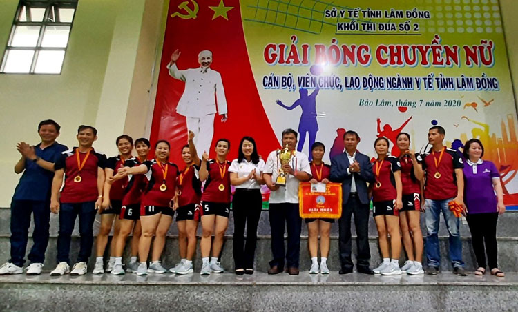Ban tổ chức trao cúp vô địch đội Trung tâm y tế huyện Bảo Lâm