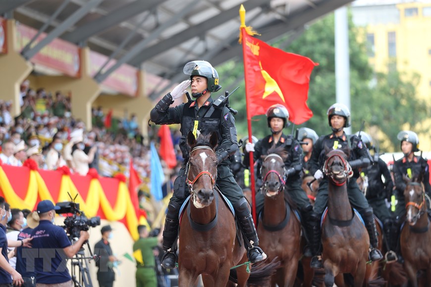 Khối Cảnh sát Cơ động Kỵ binh diễu hành tại Hà Nội lễ khai mạc. (Ảnh: Dương Giang/TTXVN)
