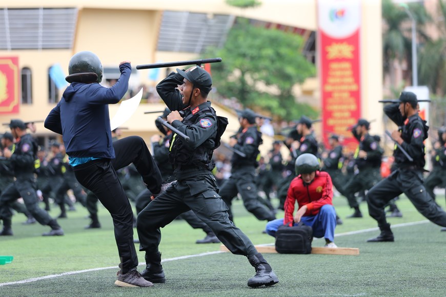 Cảnh sát cơ động biểu diễn các bài võ thuật sử dụng dùi cui. (Ảnh: Dương Giang/TTXVN)