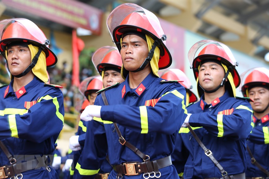 Khối Cảnh sát Phòng cháy chữa cháy và cứu nạn cứu hộ diễu hành tại Hà Nội lễ khai mạc. (Ảnh: Dương Giang/TTXVN)