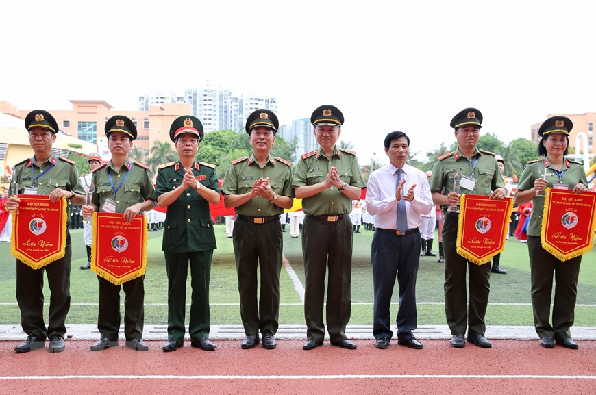 Đại tướng Tô Lâm, Uỷ viên Bộ Chính trị, Bộ trưởng Bộ Công an tặng cờ thi đua cho đại diện các đoàn tham dự Đại hội khỏe. (Ảnh: Dương Giang/TTXVN)