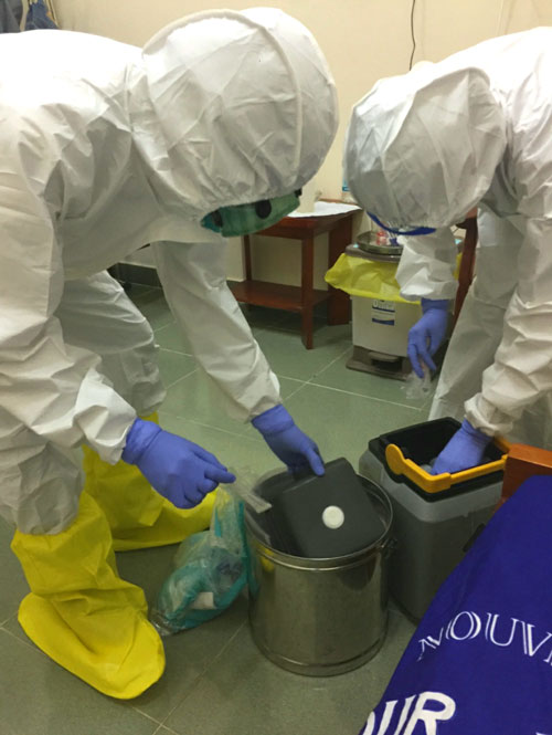 Các kỹ thuật viên CDC Lâm Đồng lấy mẫu và bảo quản mẫu phục vụ cho công tác xét nghiệm SARS-CoV-2