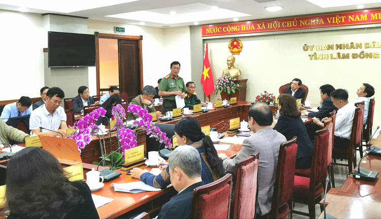 Đại tá Lê Vinh Quy – Giám đốc Công an tỉnh Lâm Đồng phát biểu tại cuộc họp Ban chỉ đạo phòng chống dịch Covid-19 tỉnh về khó khăn trong việc truy vết các trường hợp nguy c