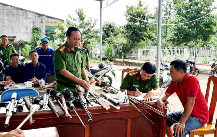 Công an huyện Cát Tiên tiếp nhận vũ khí, vật liệu nổ, công cụ hỗ trợ do người dân địa phương tự nguyện giao nộp