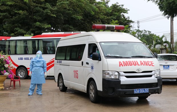 Xe cấp cứu chở bệnh nhân vào bệnh viện dã chiến tại Đà Nẵng. (Ảnh: Quốc Dũng/TTXVN)