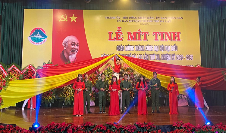 Tiết mục văn nghệ đặc sắc ca ngợi Đảng, Bác Hồ, quê hương Đà Lạt được dàn dựng công phu chào mừng thành công Đại hội