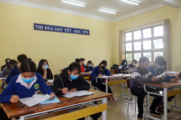 Nhiều học sinh Trường THPT LangBiang đeo khẩu trang khi đến lớp ôn tập. Ảnh: Tuấn Hương