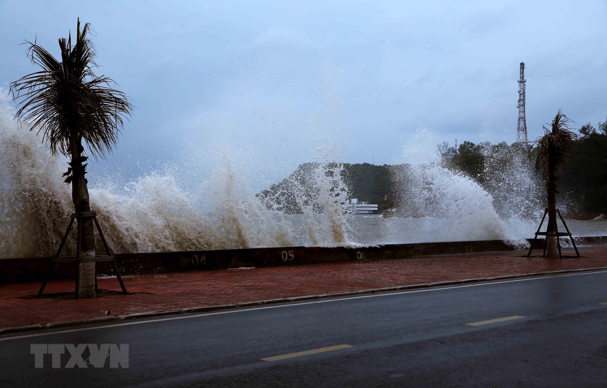 Sóng lớn tại khu vực biển tại quận Đồ Sơn, thành phố Hải Phòng