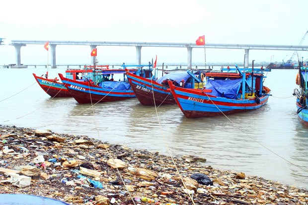 Tàu thuyền tránh trú bão tại khu vực Cửa Hội, thị xã Cửa Lò (Nghệ An)