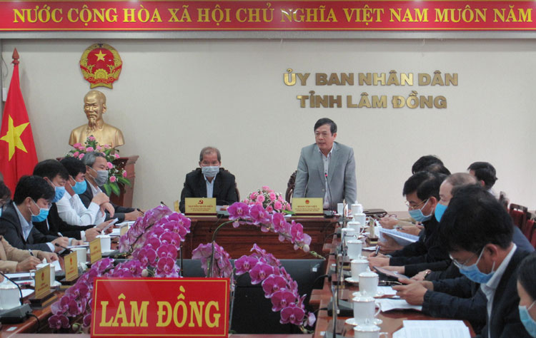 Chủ tịch UBND tỉnh Lâm Đồng Đoàn Văn Việt - Trưởng Ban Chỉ đạo Phòng chống dịch Covid-19 tỉnh phát biểu tại cuộc họp