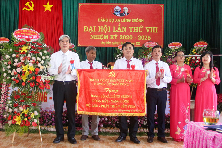 Lãnh đạo huyện Đam Rông chúc mừng đại hội thí điểm bầu trực tiếp Bí thư cấp ủy tại Đảng bộ xã Liêng Srônh